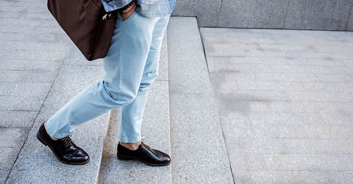 what to wear with light blue jeans mens