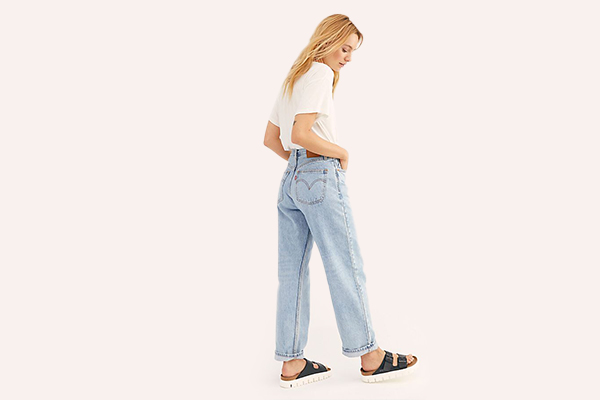 Light Blue Mom Jeans Outfits