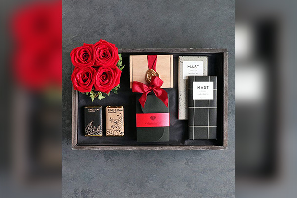 Anniversary Gifts For Him: Flowers and Chocolates 