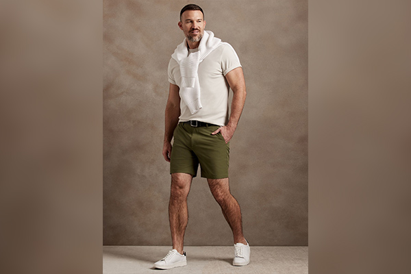 Neutral-Colored Cargo Shorts with A Basic T-Shirt