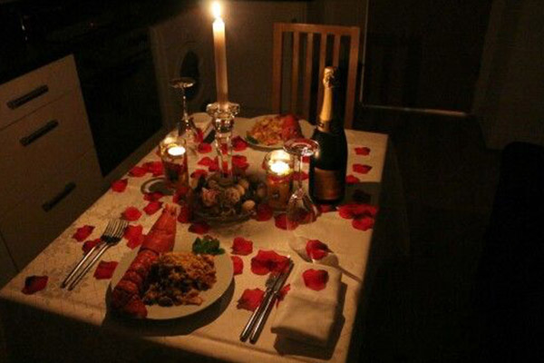 Anniversary Gifts For Him: Romantic Dinner for Two 